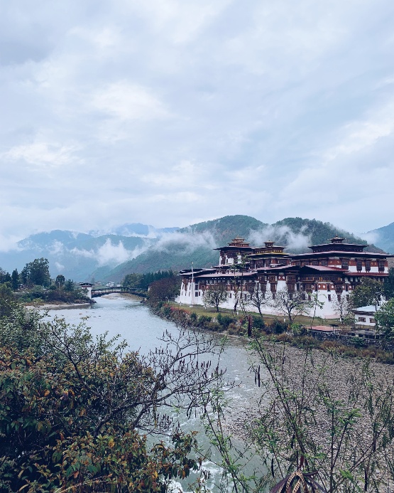 Punakha Dzong, with the female river of Punakha flowing before it